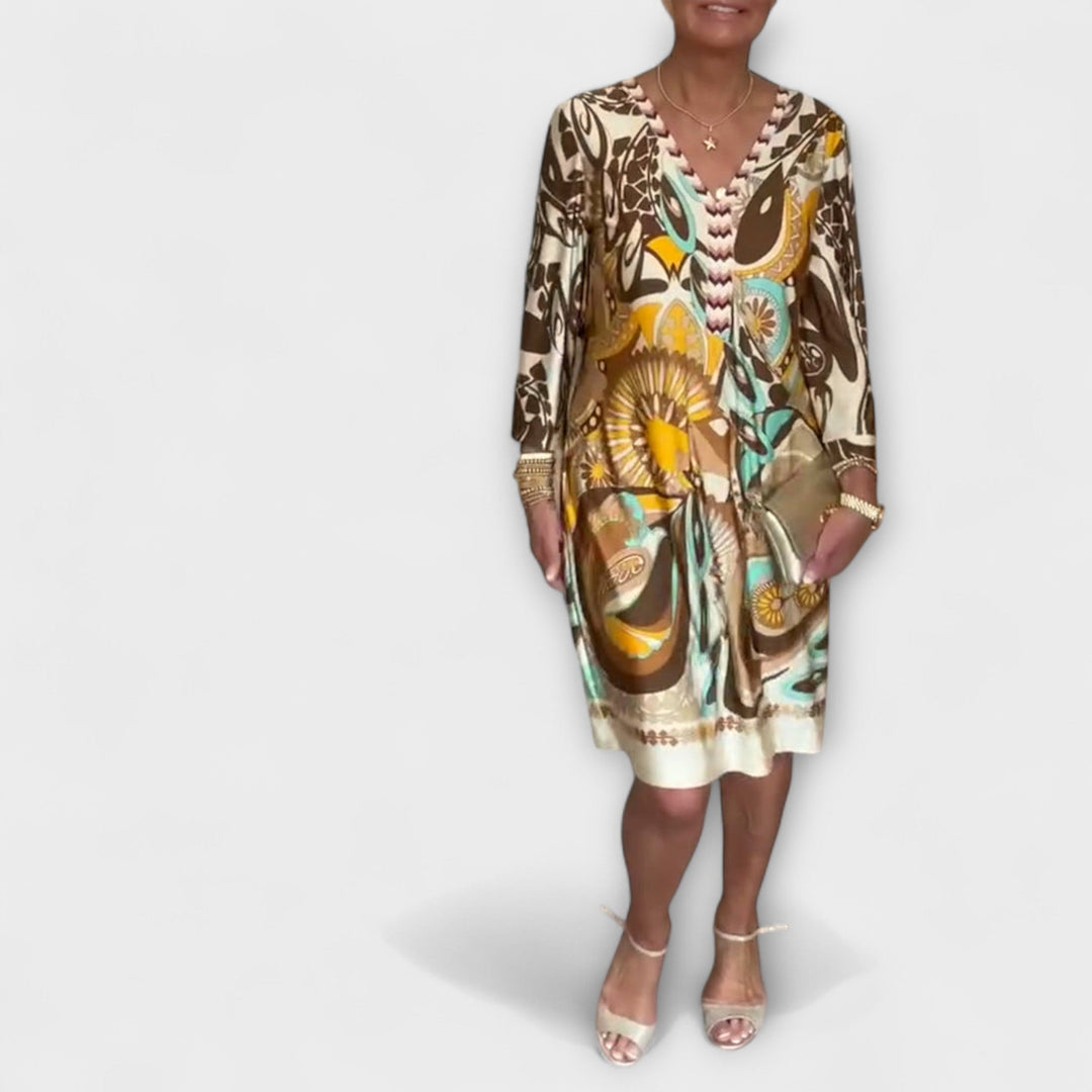 V-hals uvolněné šaty s retro potiskem